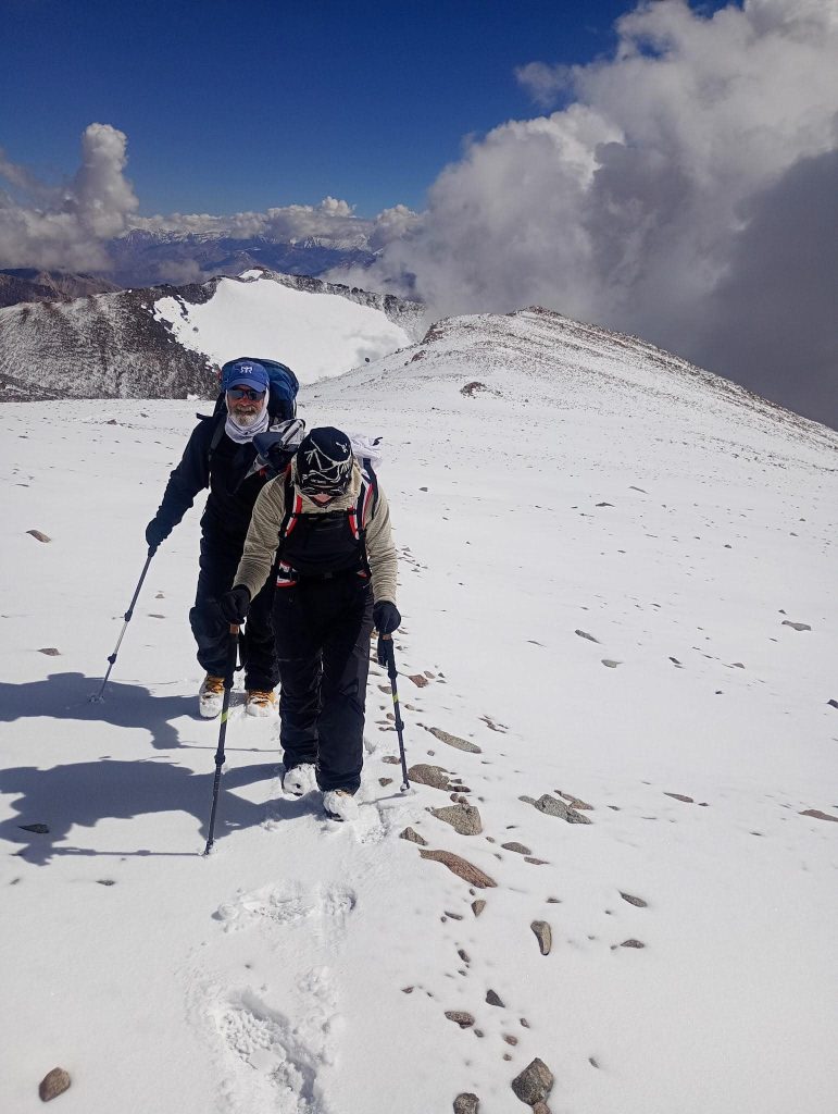 Vista del campamento base en el Cerro Mercedario a 4400 metros de altura, con carpas y montañas nevadas.
