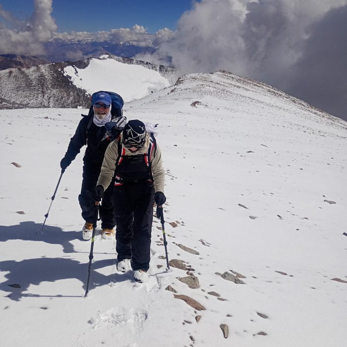 Vista del campamento base en el Cerro Mercedario a 4400 metros de altura, con carpas y montañas nevadas.